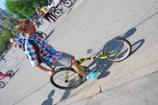 L'uomo in bicicletta insolita nel centro di Mosca durante il festival della cultura ciclistica a Mosca — Foto Stock